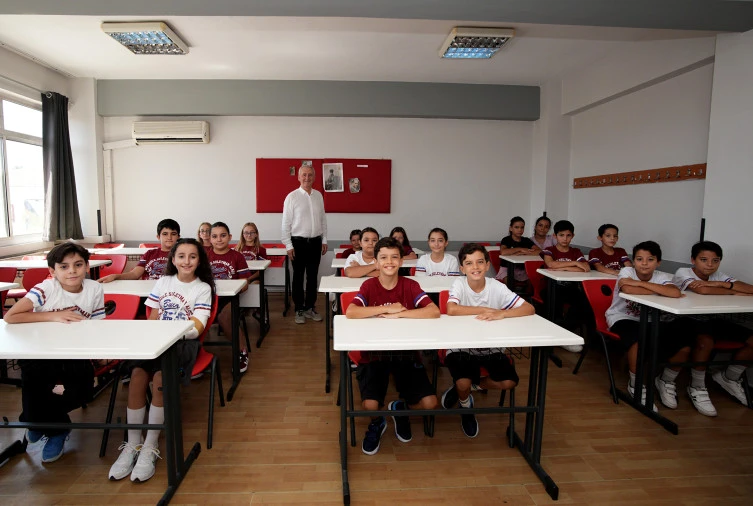 İkizlerin buluşma noktası: Bu okuldan 212 ikiz mezun oldu - Resim : 1