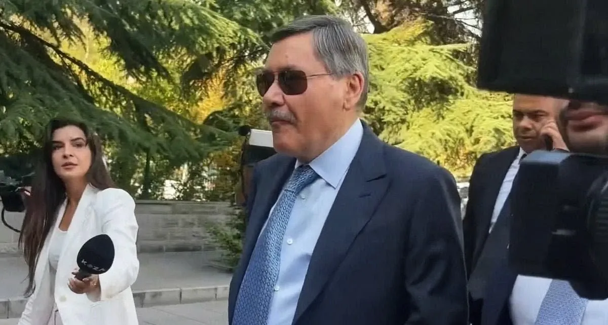 Babası sakızla gündem oldu, oğlu gülerek çıktı! Gökçekler adliyeden böyle çıktı...