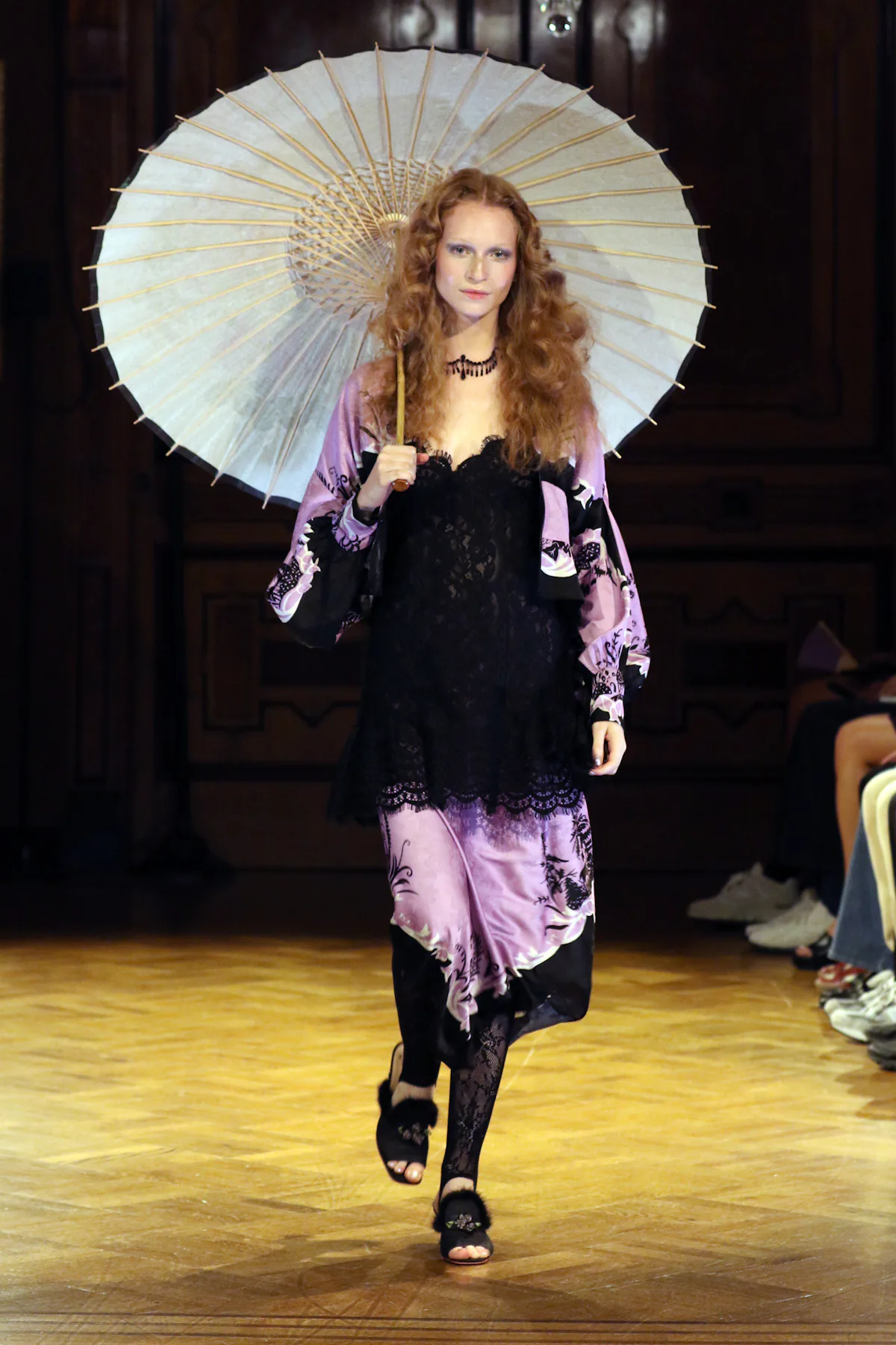 Anna Sui İlkbahar/Yaz 2027 Koleksiyonu ile 70'lerin Modasını Yeniden Yorumladı
