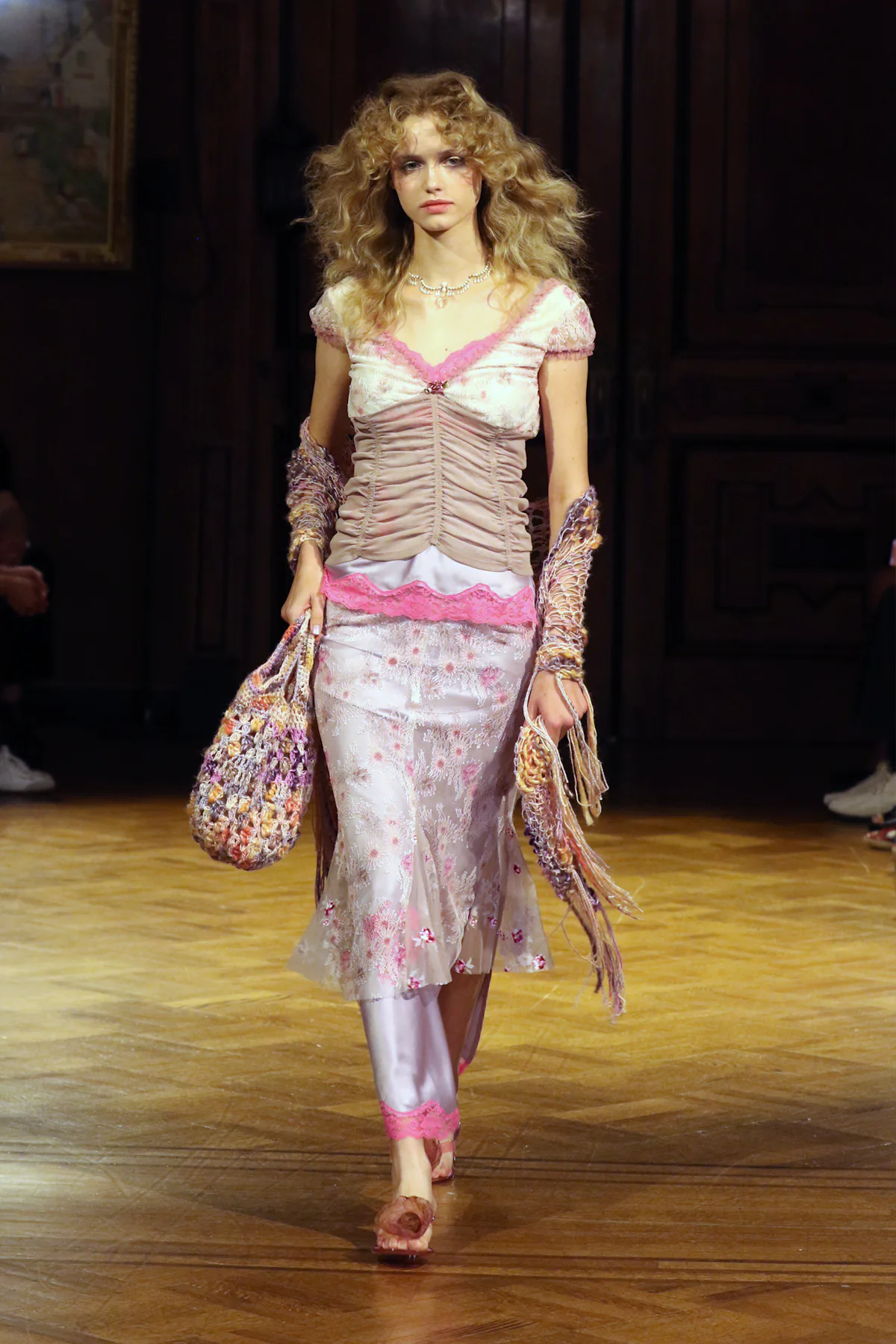 Anna Sui İlkbahar/Yaz 2027 Koleksiyonu ile 70'lerin Modasını Yeniden Yorumladı