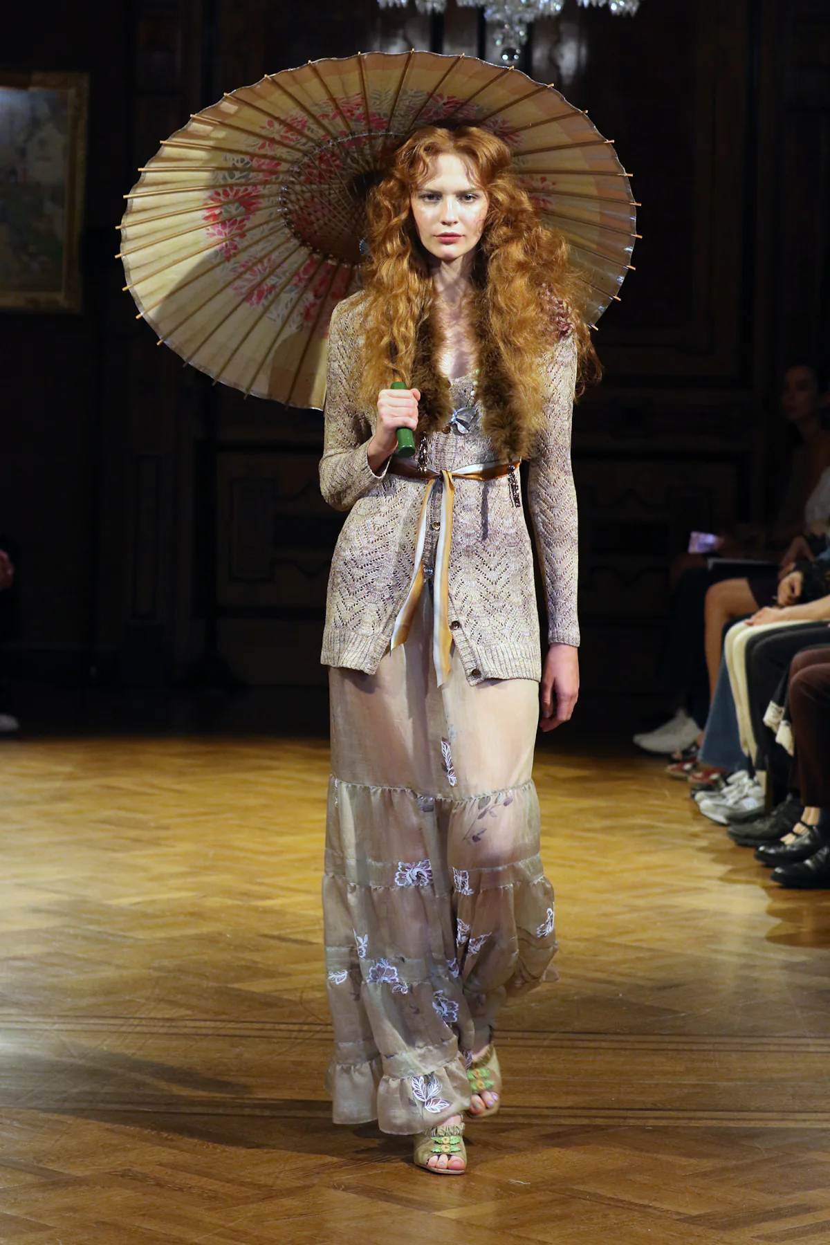 Anna Sui İlkbahar/Yaz 2027 Koleksiyonu ile 70'lerin Modasını Yeniden Yorumladı