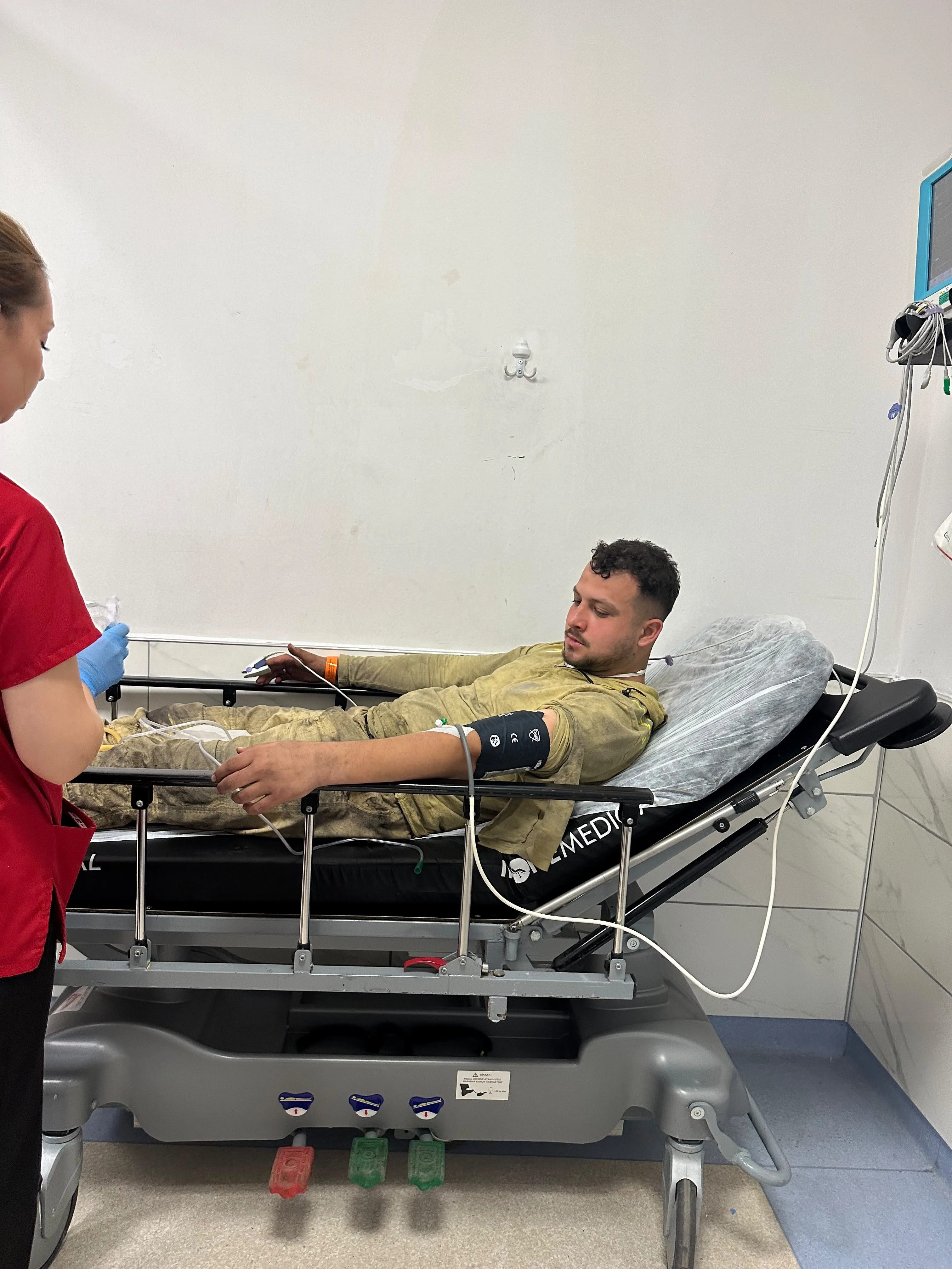 Antalya'da alevlerle mücadele sürüyor: 1 işçi dumandan etkilendi