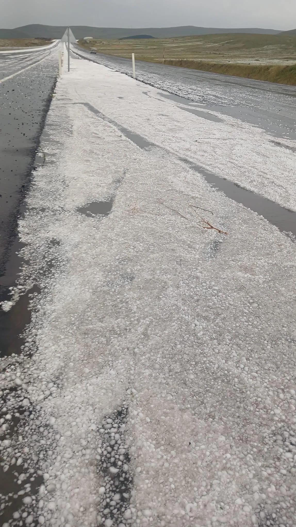 Çıldır kara yolu dolu nedeniyle beyaza büründü