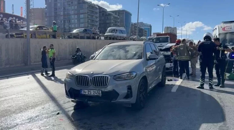 Beylikdüzü'nde üç araç birbirine girdi: Yaralılar var - Resim : 1