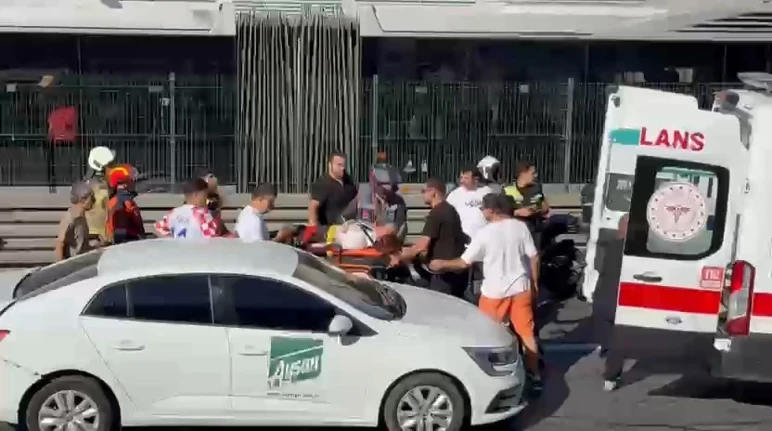 Beylikdüzü'nde üç araç birbirine girdi: Yaralılar var - Resim : 2