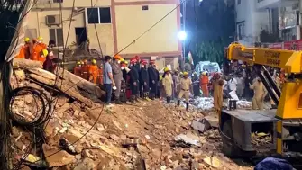 Hindistanda öğrenci yurdu çöktü: 6 ölü
