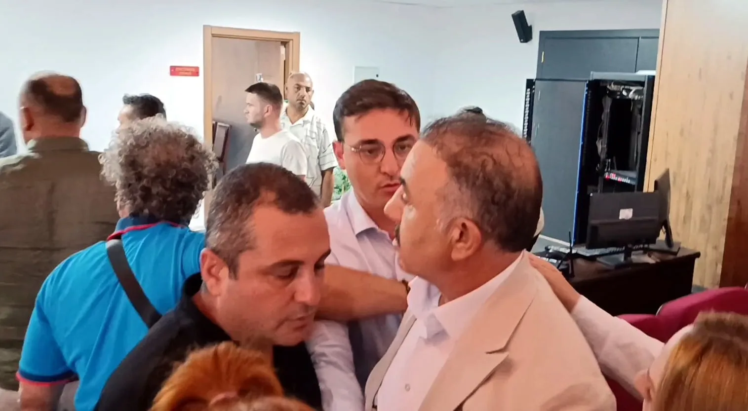 Edirne Belediye Meclisinde AKP ve YENİ Partililer birbirine girdi
