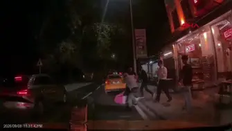 Ücrette anlaşamadığı yolcuları araçtan indirip darbetti O taksici kamerada