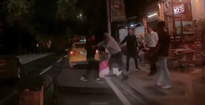 Taksici teröründe son nokta! Yaşlı çifte sokak ortasında dayak attı