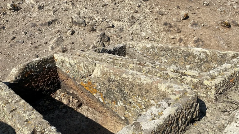 2 bin 400 yıllık Gökçeada’da kayaya oyuldu: İkiz mezarlar...