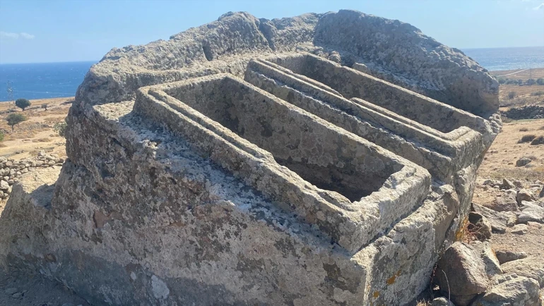 2 bin 400 yıllık Gökçeada’da kayaya oyuldu: İkiz mezarlar...