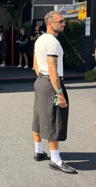 Hakan Çalhanoğlu’nun Formula 1 tarzı dikkat çekti: Eşiyle Monza’da boy gösterdi