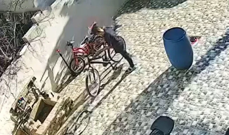 Hatayda hırsızlık kamerada: 12 yaşındaki Eymenin biriktirip aldığı bisikleti çaldılar
