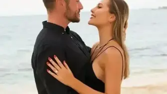 Chloe Loughnan’dan hamilelik pozu Büyüyen karnını böyle paylaştı