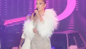 Demet Akalın Resmen Eridi Sahne Pozlarına Beğeni Yağdı