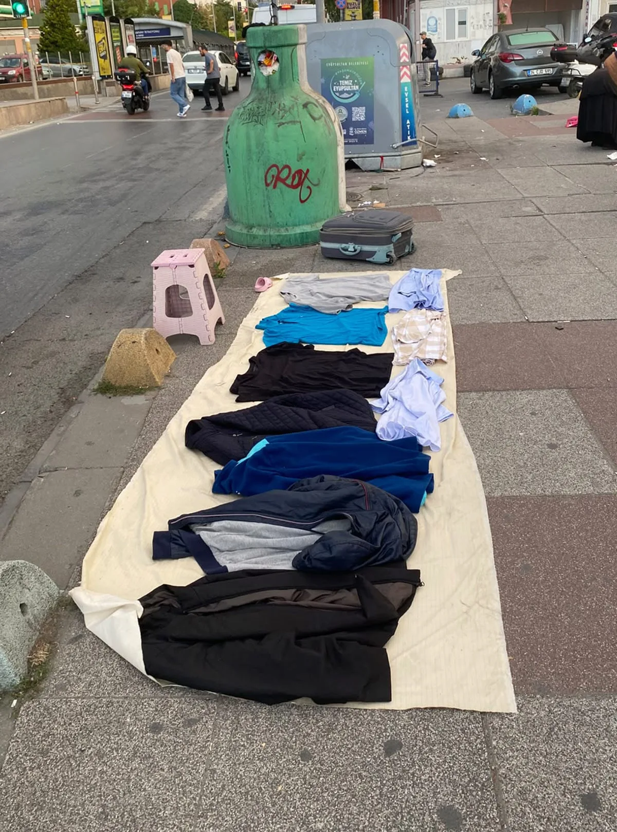 Geçim derdi kaldırıma taştı