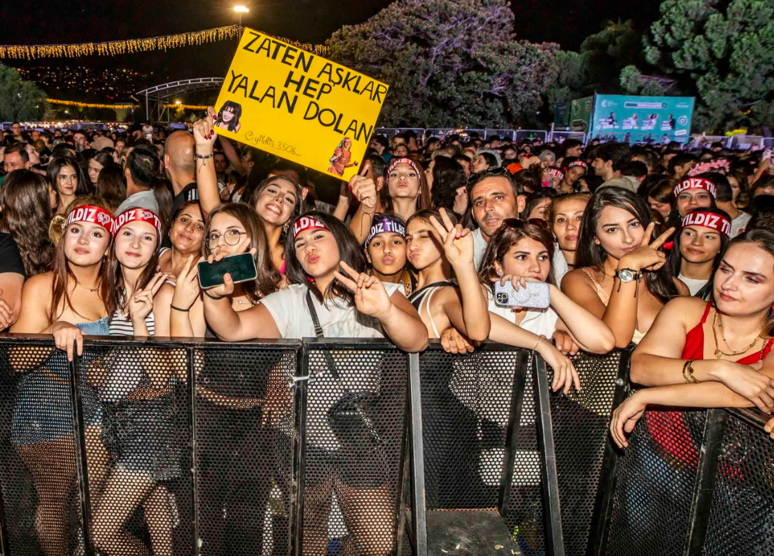 Yıldız Tilbe'nin İzmir konserinde ortalık savaş alanına döndü