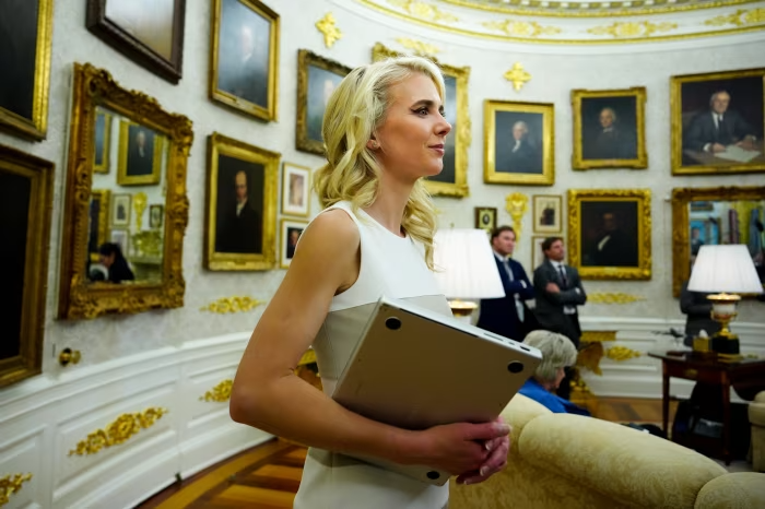 Trump'ın sarışın asistanı First Lady'yi kıskançlık krizine soktu