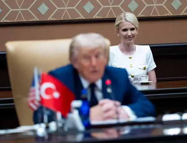 Trump'ın sarışın asistanı First Lady'yi kıskançlık krizine soktu