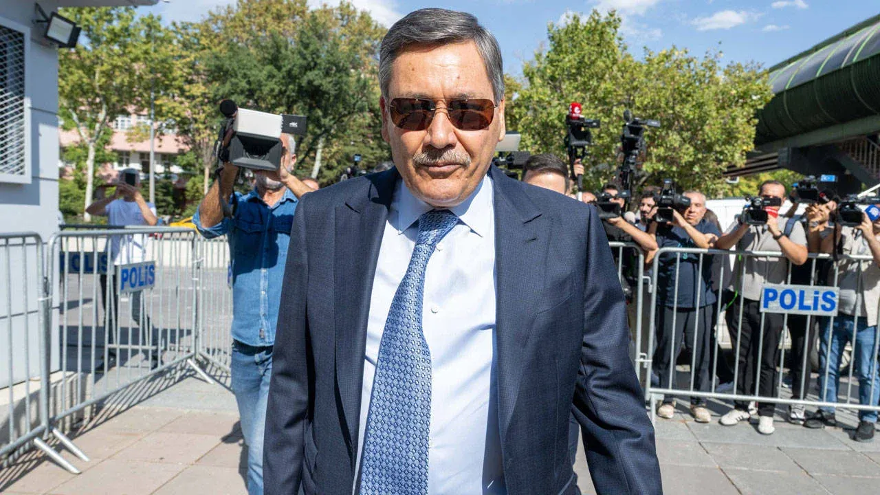 "Gökçek verir talkımı, kendi yutar salkımı"