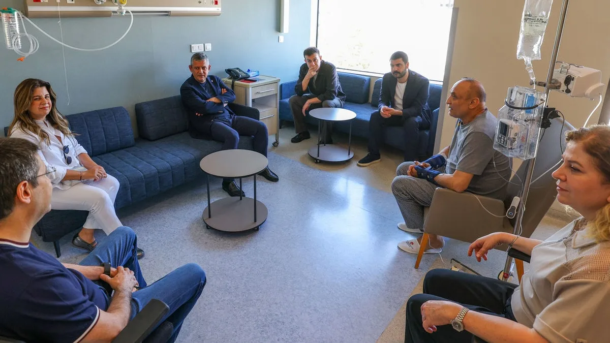 Özgür Özel bıçaklanan Melih Meriç'i ziyaret etti