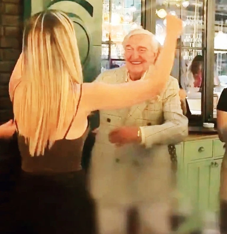 Koç Ailesi’nin iki çınarı dans pistinde