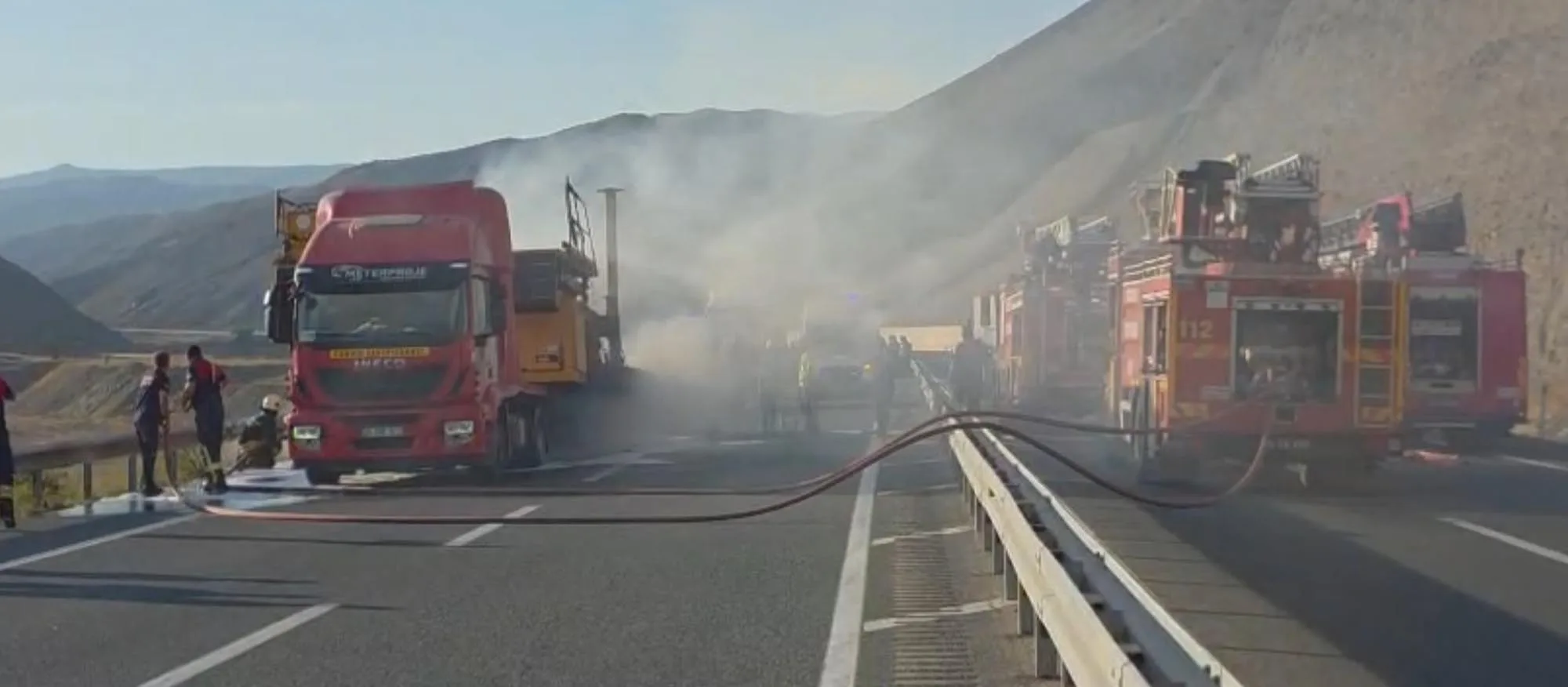 TIR alev aldı: 8 lastik kül oldu, asfalt makinesi zarar gördü