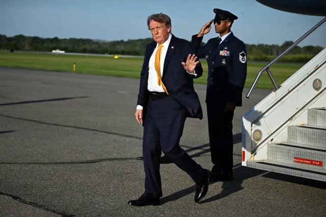 Trump'ın saçları bir anda kahverengiye döndü: Yeni görüntüsü şaşırttı