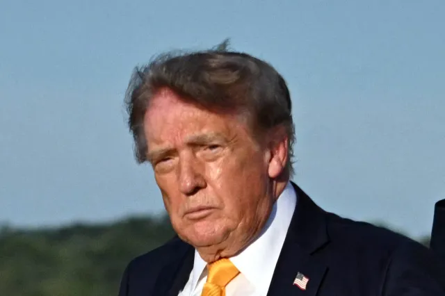 Trump'ın saçları bir anda kahverengiye döndü: Yeni görüntüsü şaşırttı