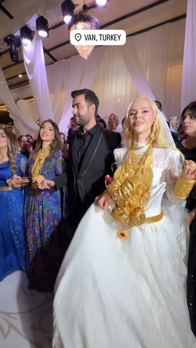Fenomen Çağla Öz düğünde altına boğuldu: Tacından tırnağına kadar altınla kaplandı
