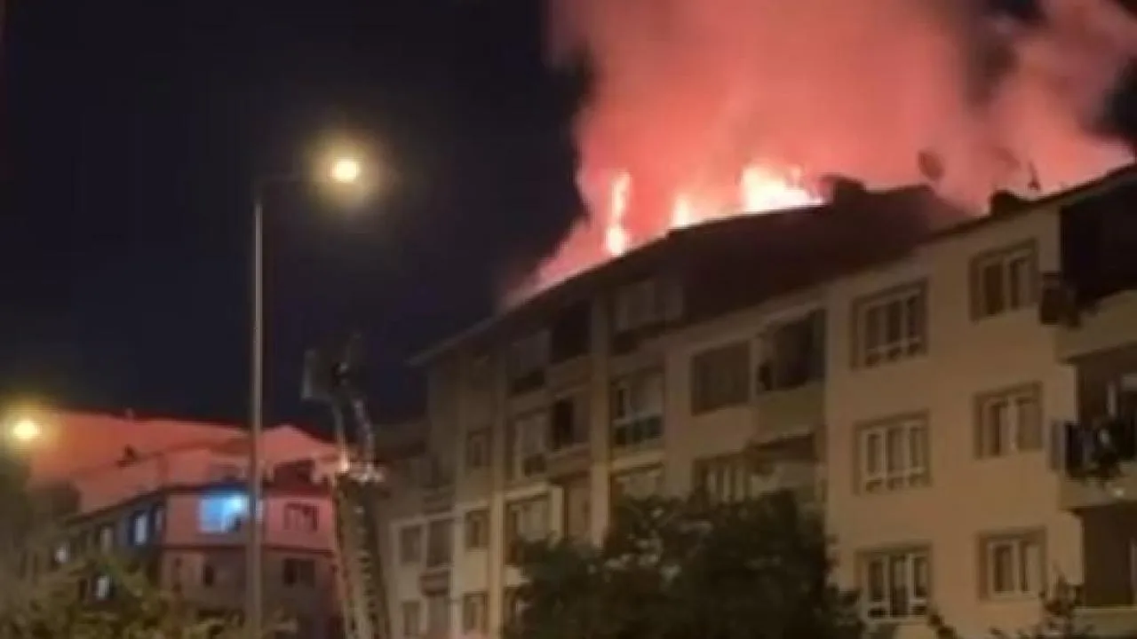 Ankara'da bir apartmanın çatısında yangın çıktı