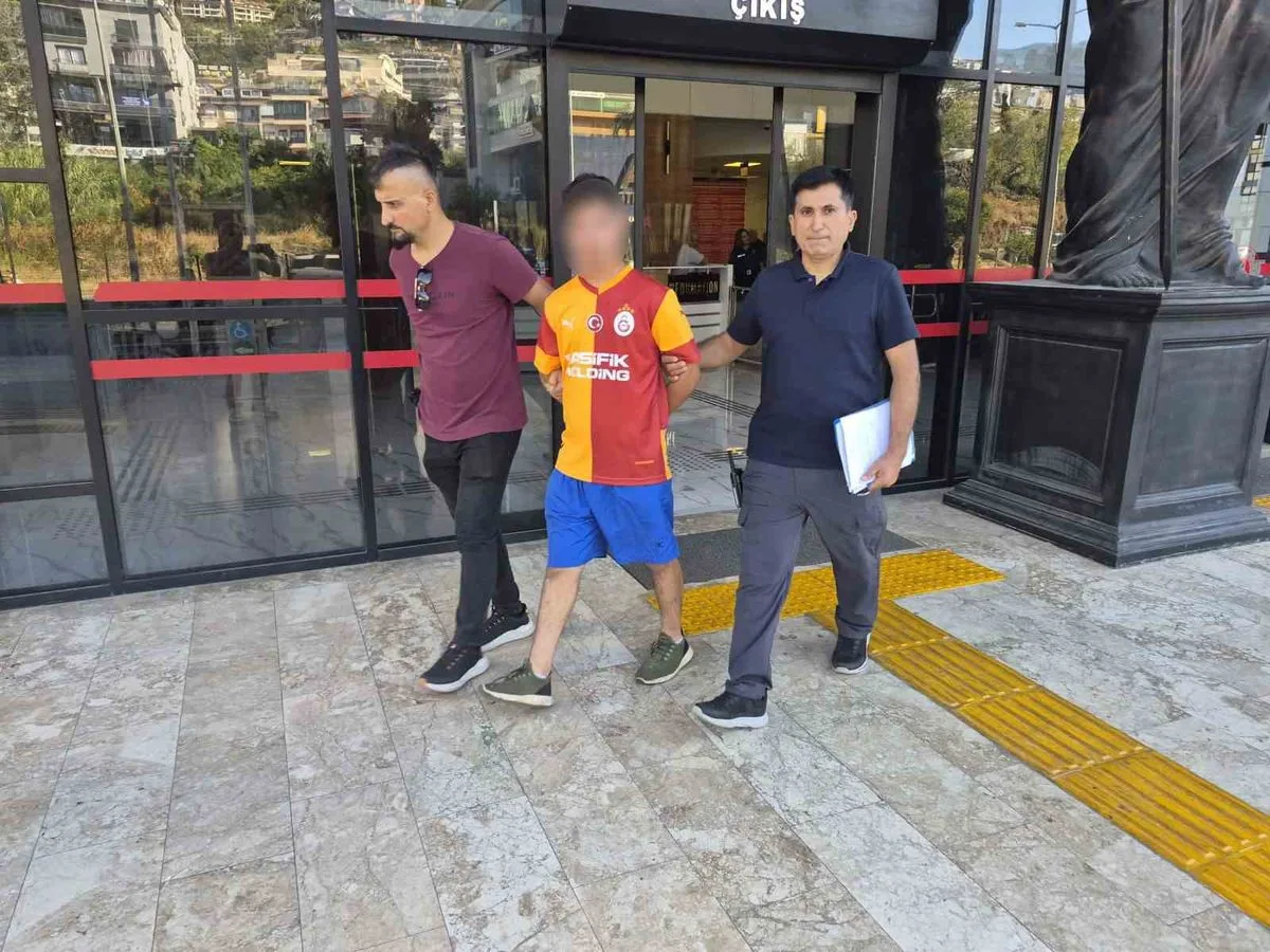 Antalya'da Kadın Turisti Bıçaklayıp İstismar Eden 17 Yaşındaki Çocuk Tutuklandı