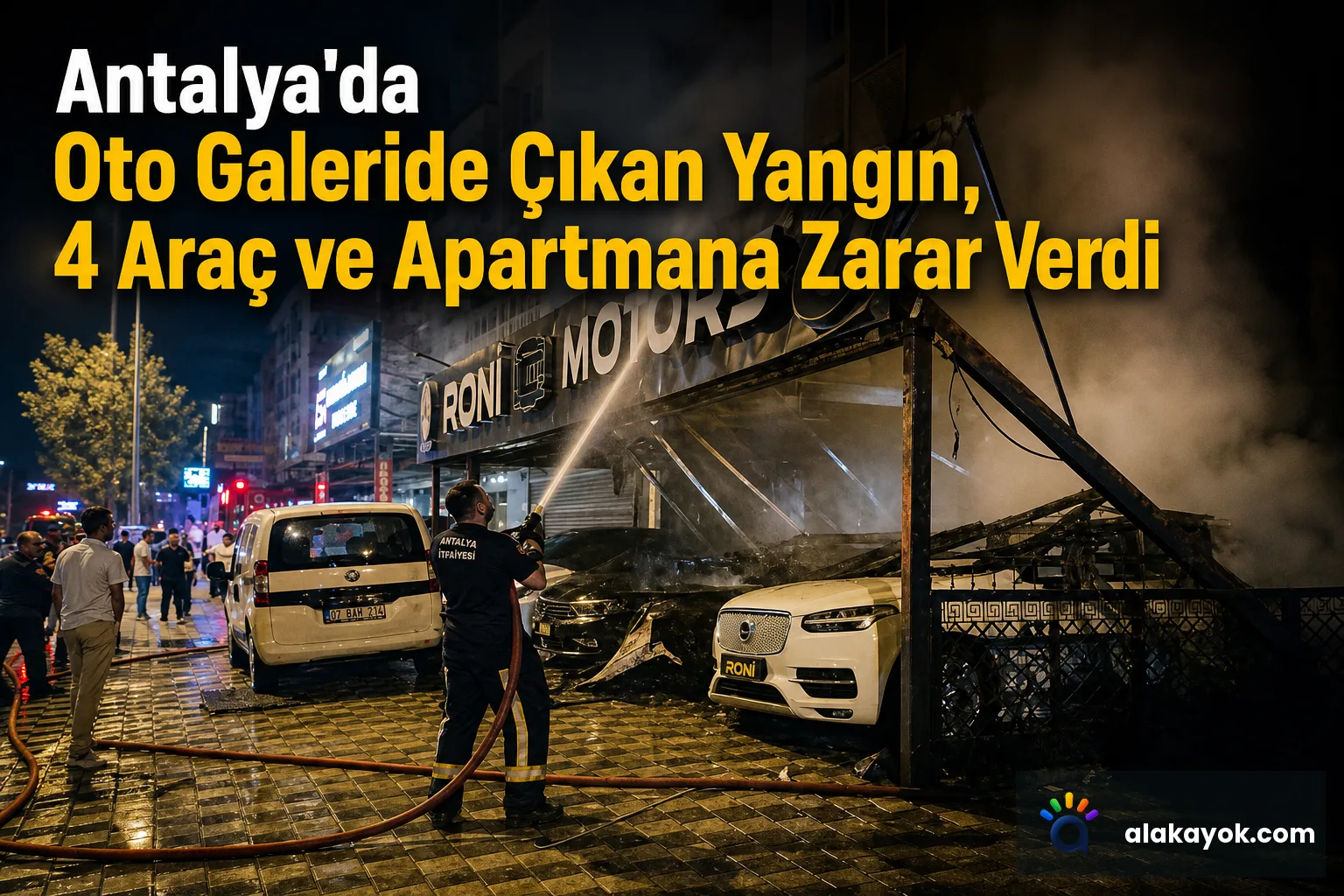 Antalya'da Oto Galeride Çıkan Yangın, 4 Araç ve Apartmana Zarar Verdi