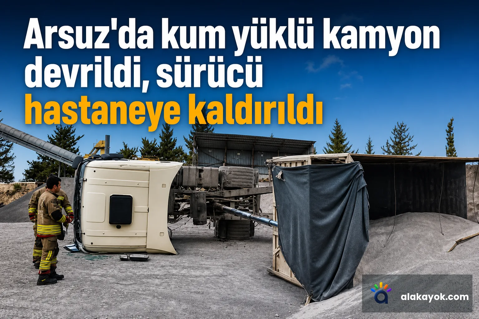 Arsuz'da kum yüklü kamyon devrildi, sürücü hastaneye kaldırıldı