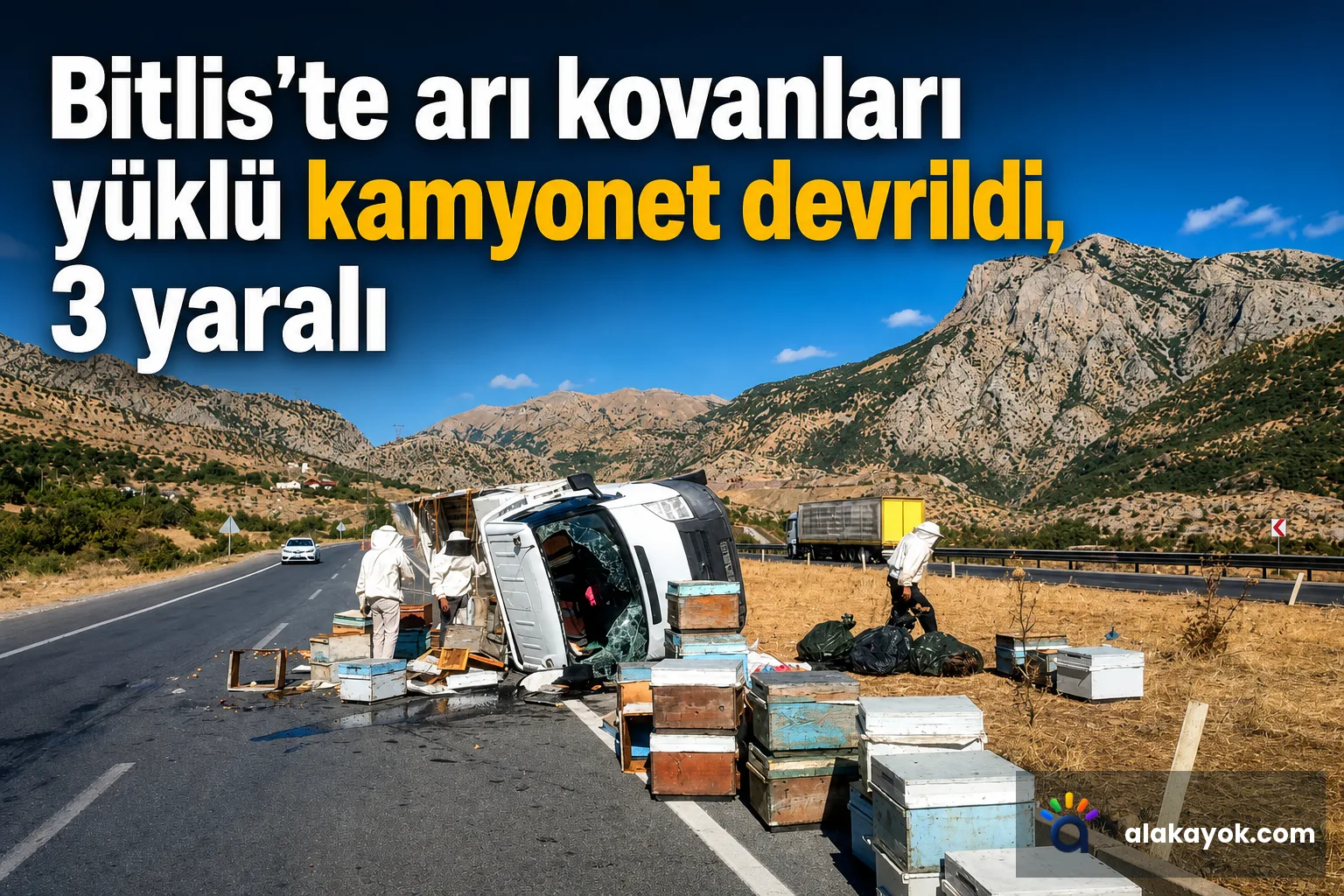 Bitlis'te arı kovanları yüklü kamyonet devrildi, 3 yaralı