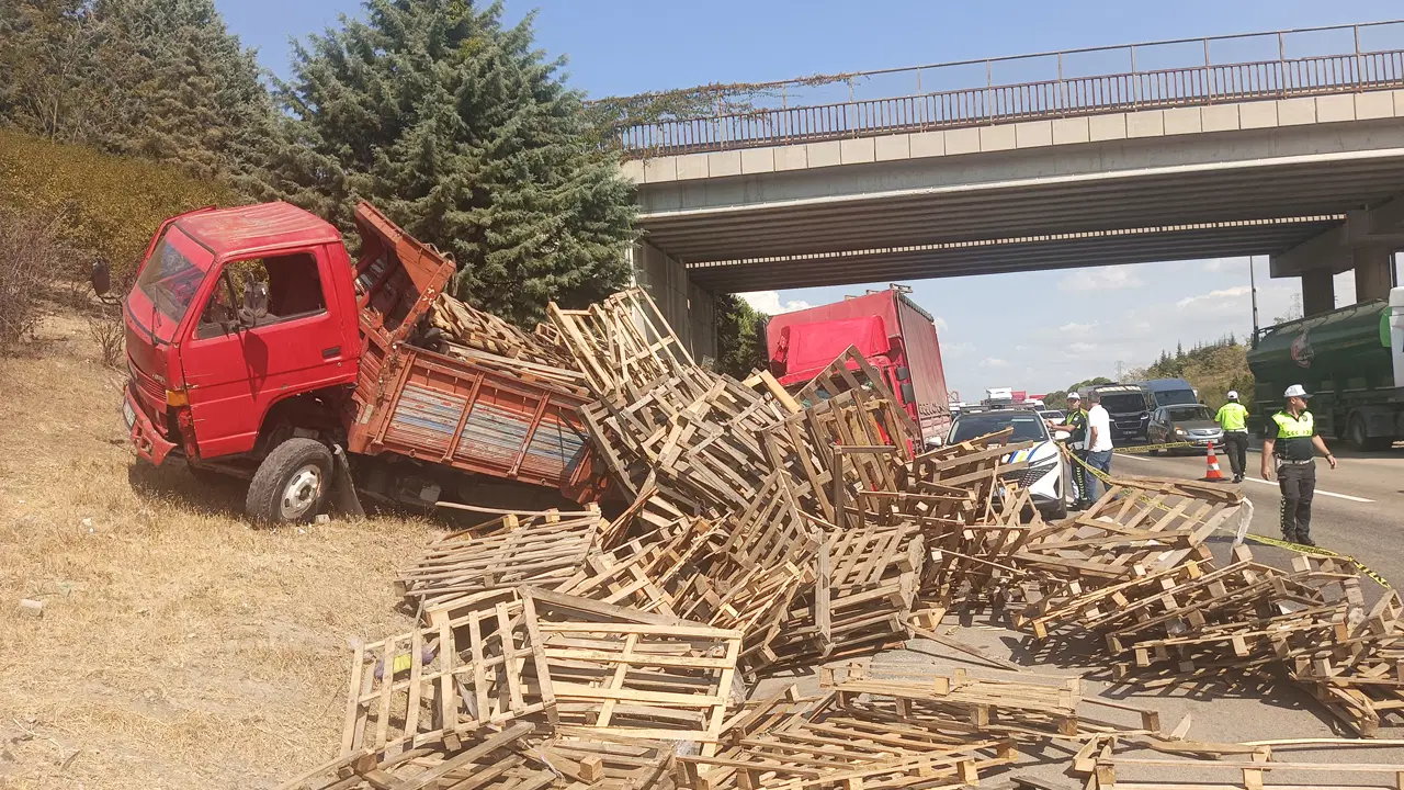 Bursa'da Emniyet Şeridine Çekilen Kamyonete Çarpan Araçta Ölü ve Yaralılar Var