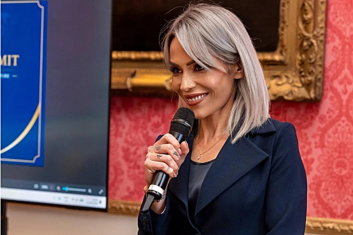 Derya Şahin Londra'daki Uluslararası Barış Gecesi'nde Sunuculuk Yaptı