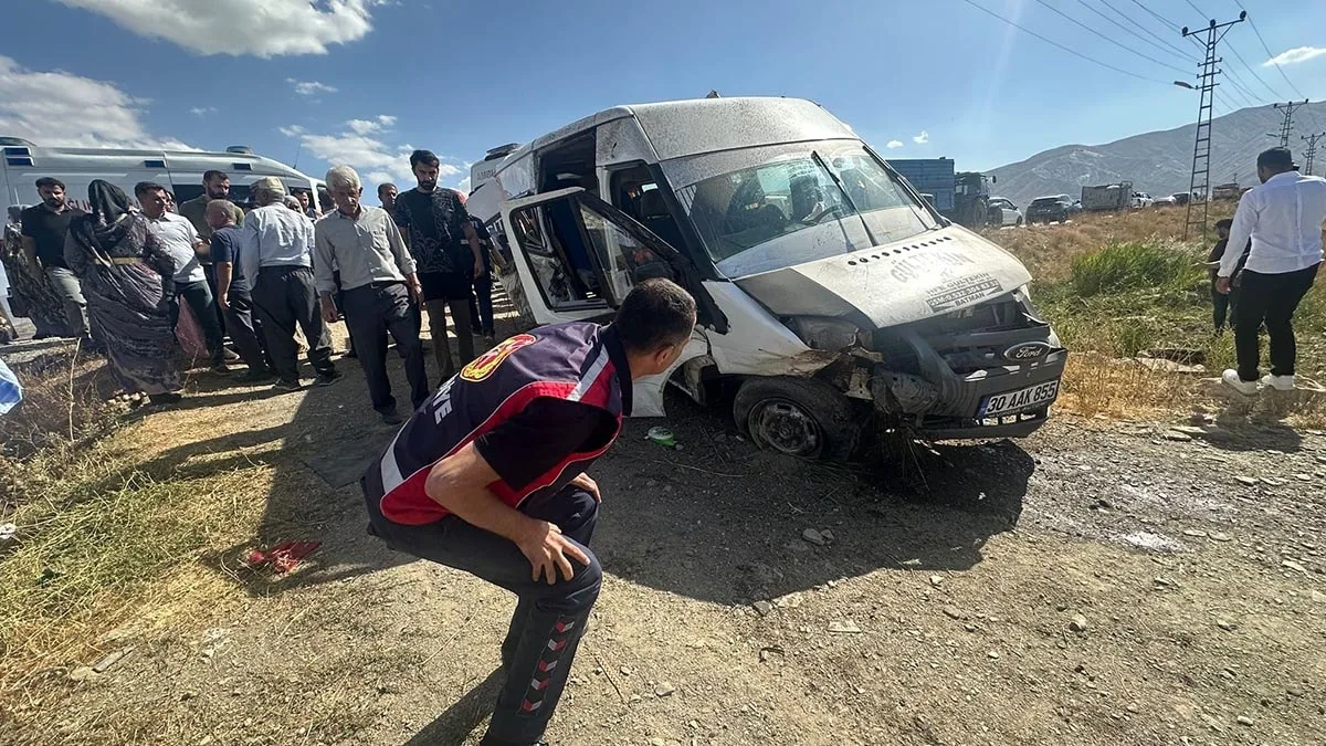 Hakkari'de Düğüne Giden Minibüs Kazası: 20 Yaşındaki Kadın Hayatını Kaybetti