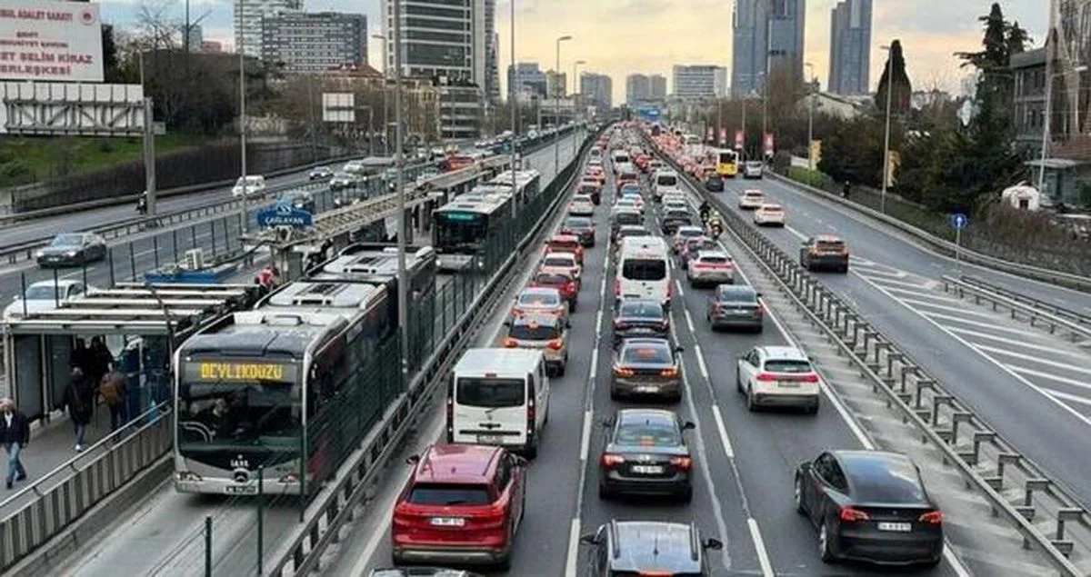 İstanbul'da 8 Eylül Trafik Durumu: Hangi Yollar Kapalı?