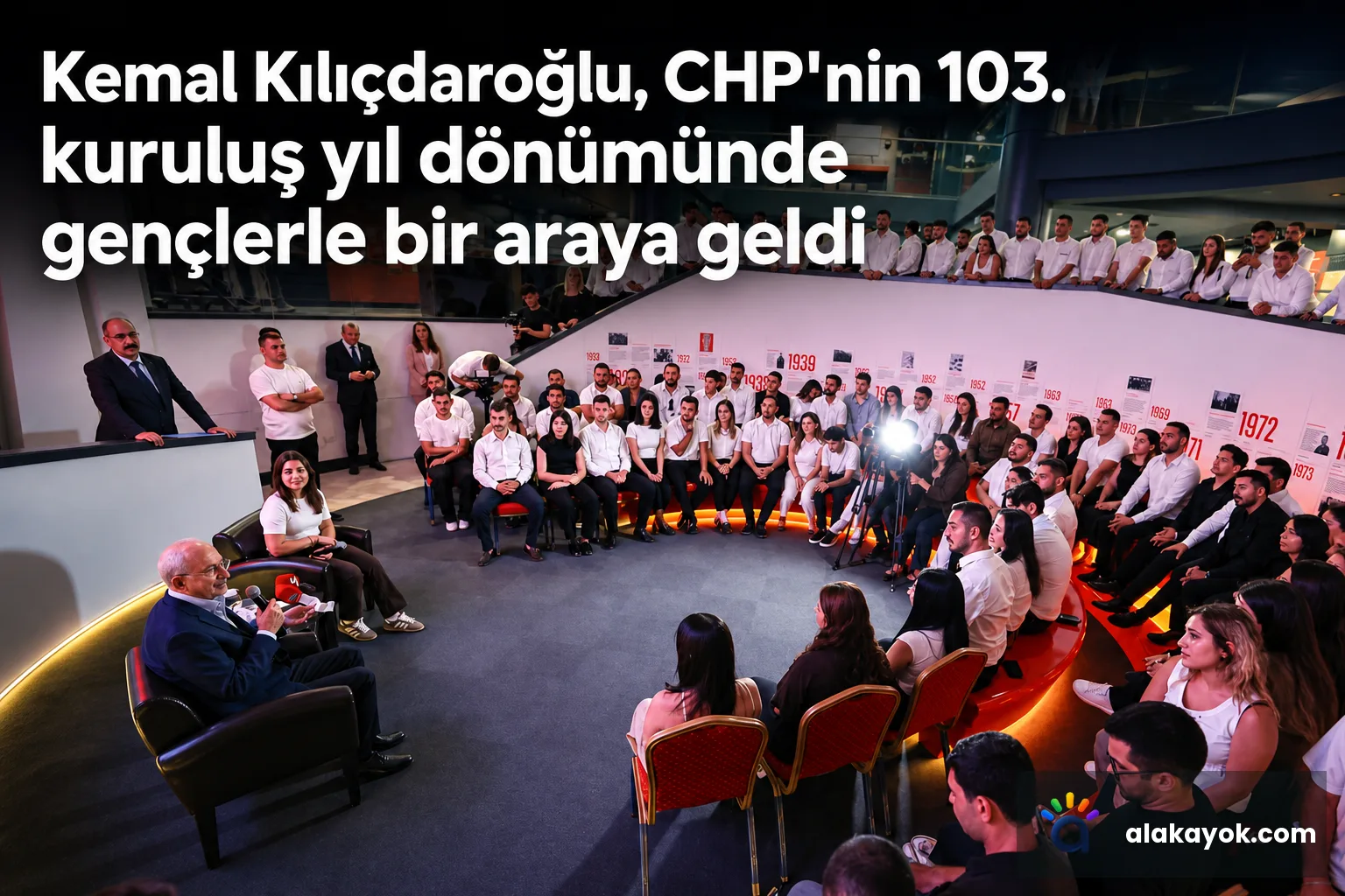 Kemal Kılıçdaroğlu, CHP'nin 103. kuruluş yıl dönümünde gençlerle bir araya geldi