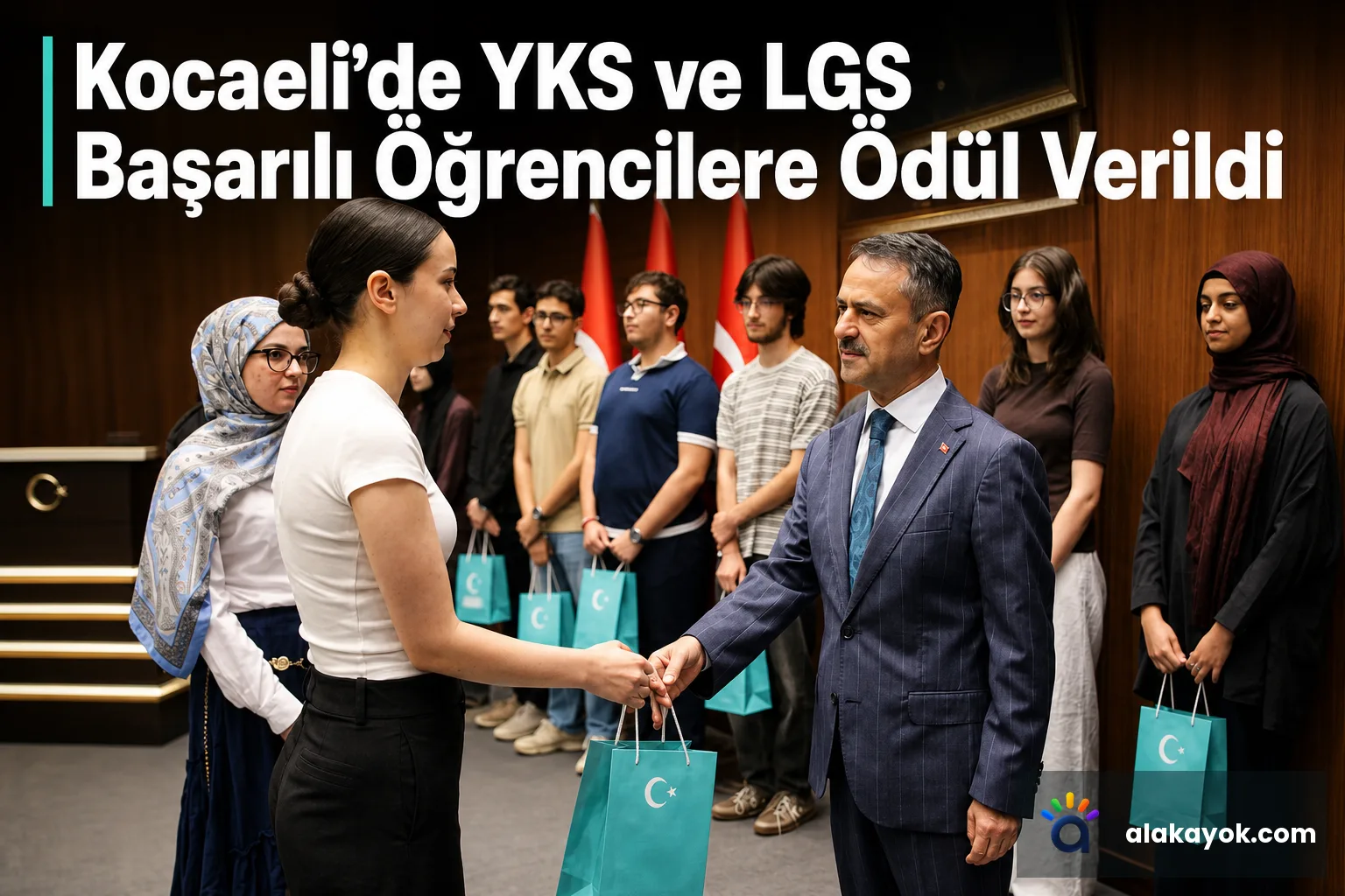 Kocaeli'de YKS ve LGS Başarılı Öğrencilere Ödül Verildi