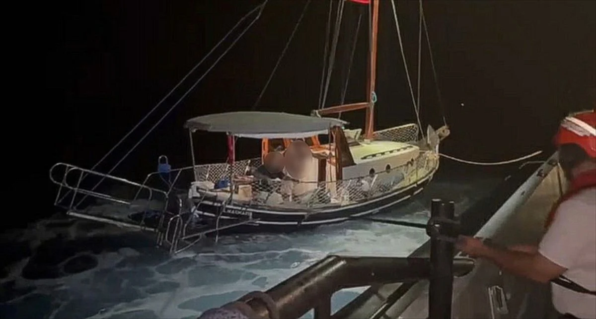 Muğla'da Arızalanan Yelkenli Teknedeki İki Kişi Kurtarıldı