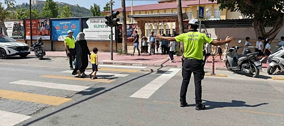Öğrenci Güvenliği İçin Okul Önlerinde Trafik Denetimleri Yapılıyor
