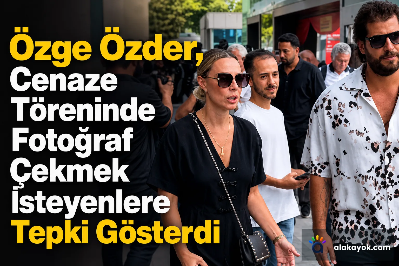 Özge Özder, Cenaze Töreninde Fotoğraf Çekmek İsteyenlere Tepki Gösterdi