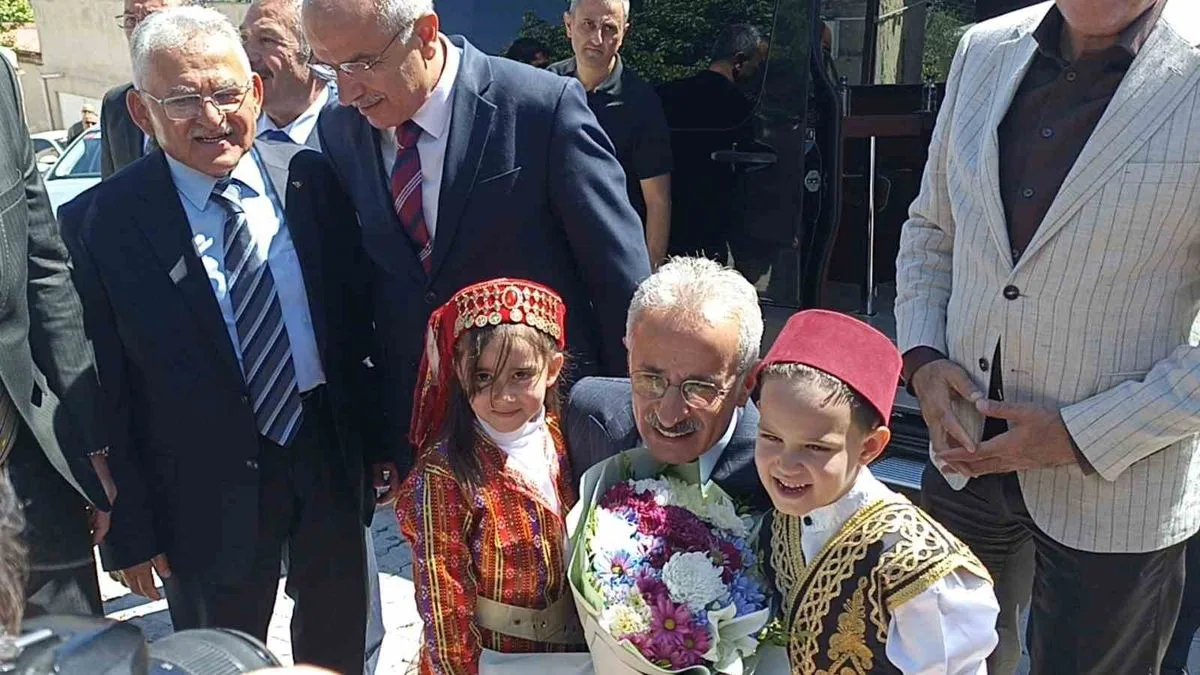 Ulaştırma Bakanı Uraloğlu, İnsanların Gönlünde Köprü Kurduklarını Açıkladı